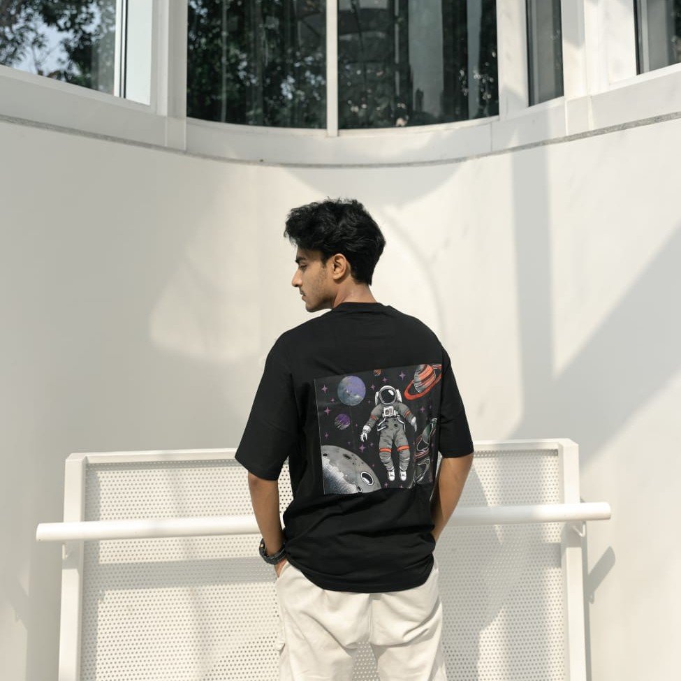 I NEED SPACE!! OVERSIZED T-SHIRT